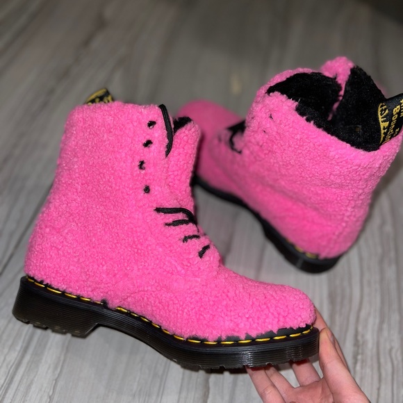 DR MARTENS 1460 PASCAL WOMEN'S FAUX SHEARLING BOOTS NWOT - Picture 4 of 9